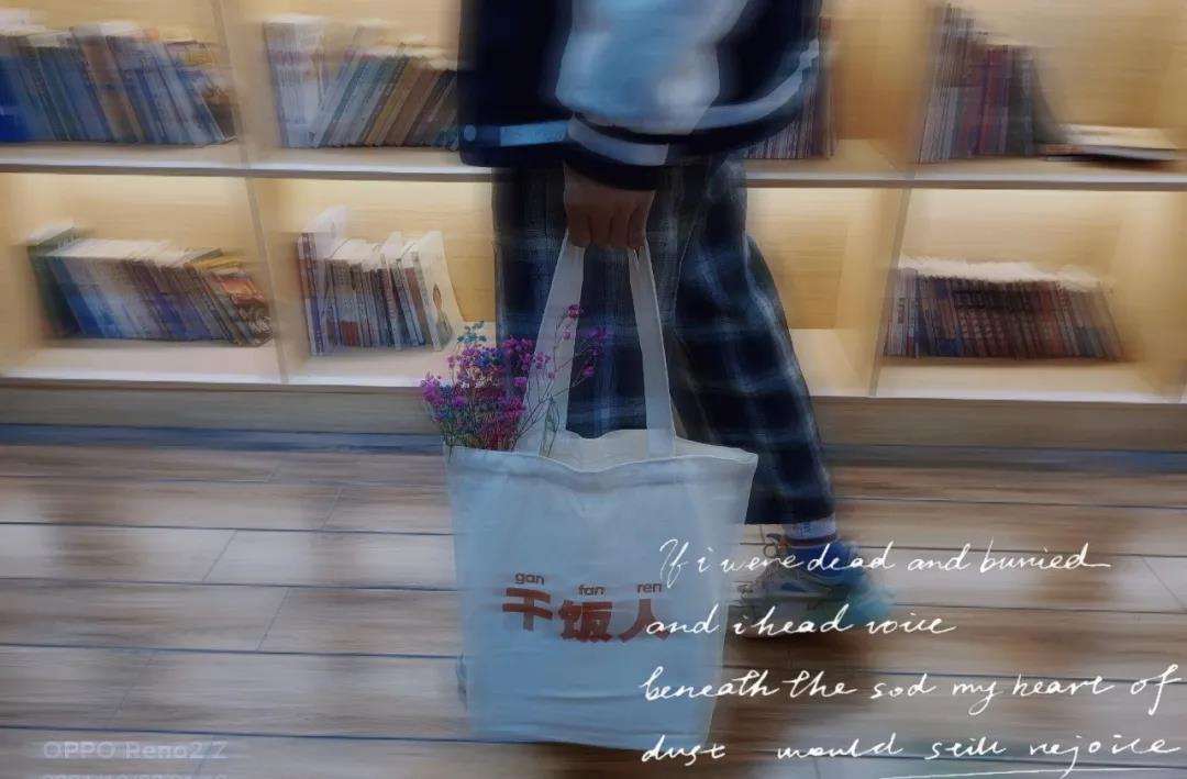 萬圣節(jié)福利放送中丨咱就是說，手提“干飯人”帆布袋的小哥哥很難不愛！