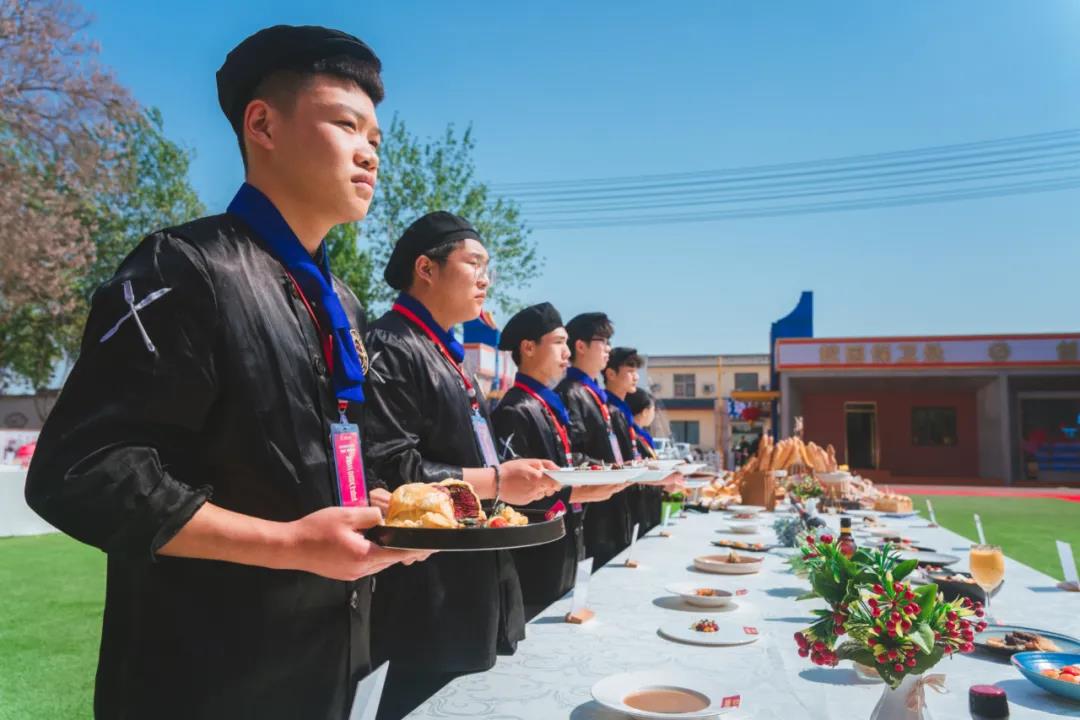 想成為一名西餐廚師，我需要學習多久？