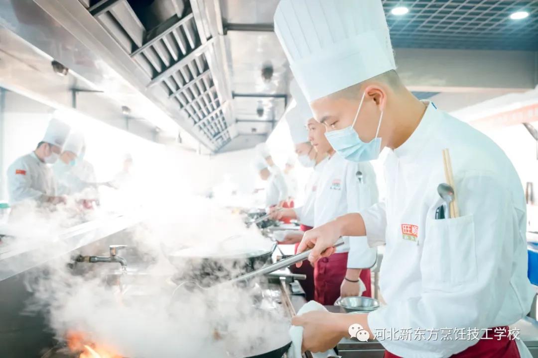 快看！旺順閣爐灶主廚班畢業(yè)，企業(yè)到校來選拔，學(xué)子搭上直通車！