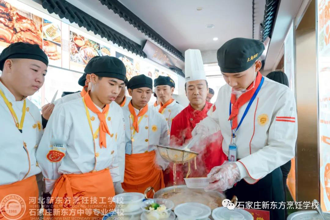 返鄉(xiāng)青年學(xué)廚師，就來(lái)家門口的河北新東方！