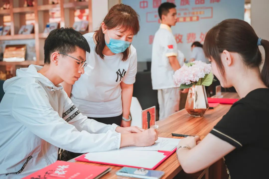 【雙棲發(fā)展會(huì)】選學(xué)校太難了？不用慌，這里有的人來幫你！