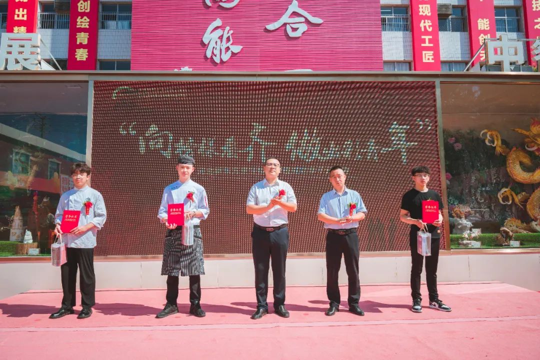 向榜樣看齊，做出彩青年！