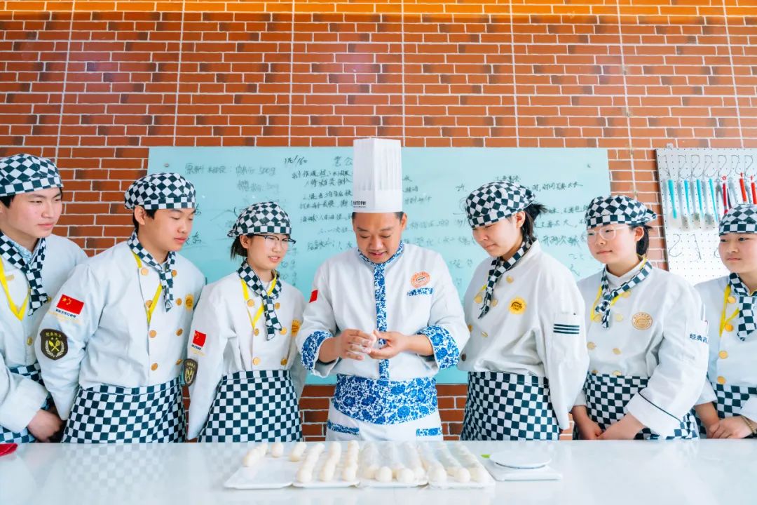 【產教融合，指導就業(yè)】河北新東方讓學生從“能就業(yè)”到“好就業(yè)”再到“就好業(yè)”