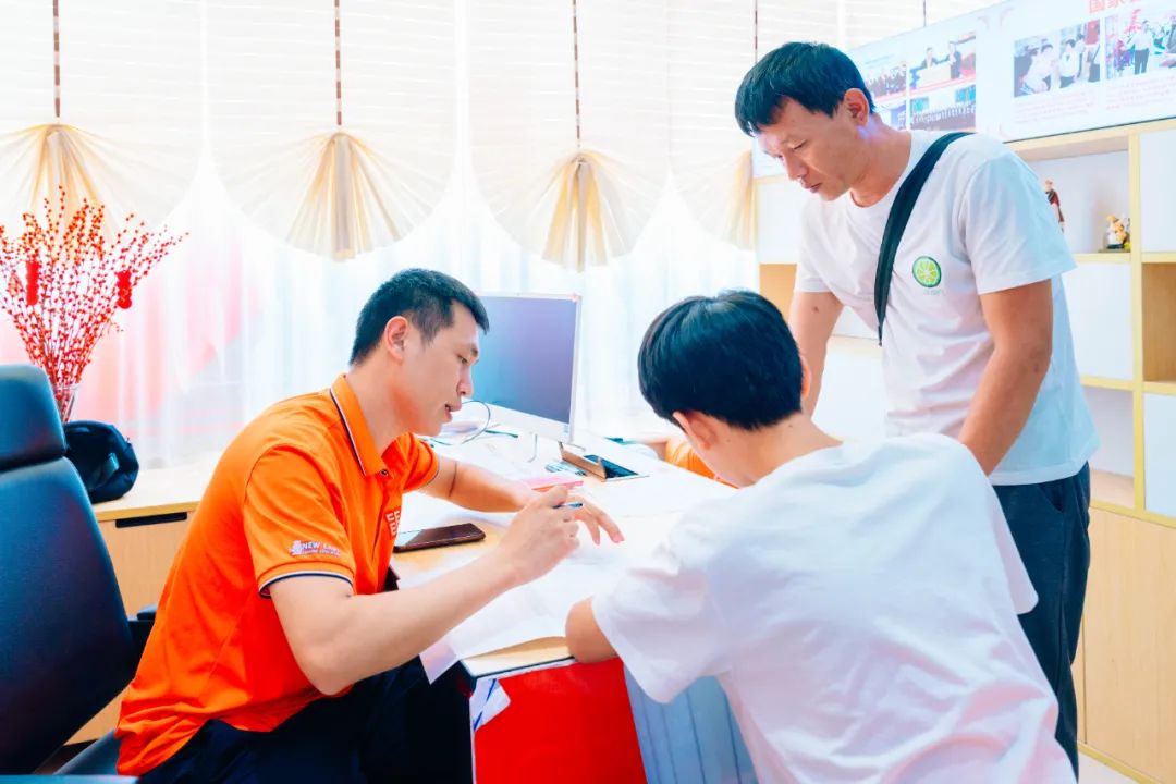 咨詢中心人氣爆表，報名人數(shù)持續(xù)上升！河北新東方各專業(yè)名額正在減少！