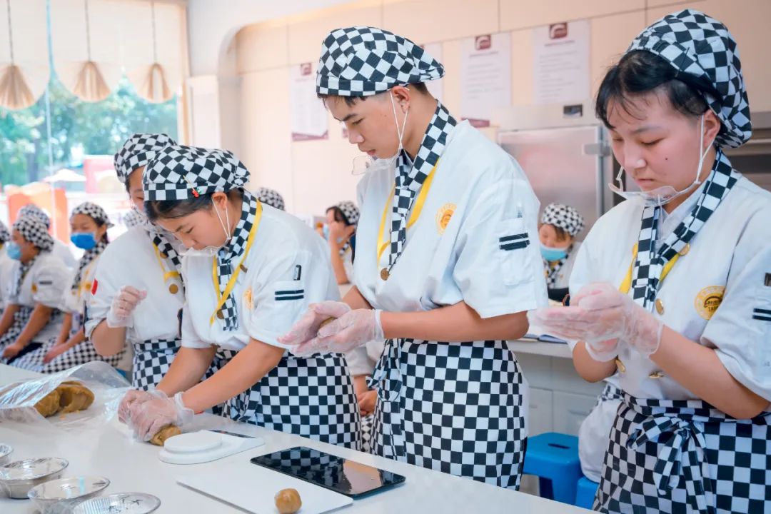 月滿中秋，把愛帶回家，河北新東方學(xué)子一起做月餅！