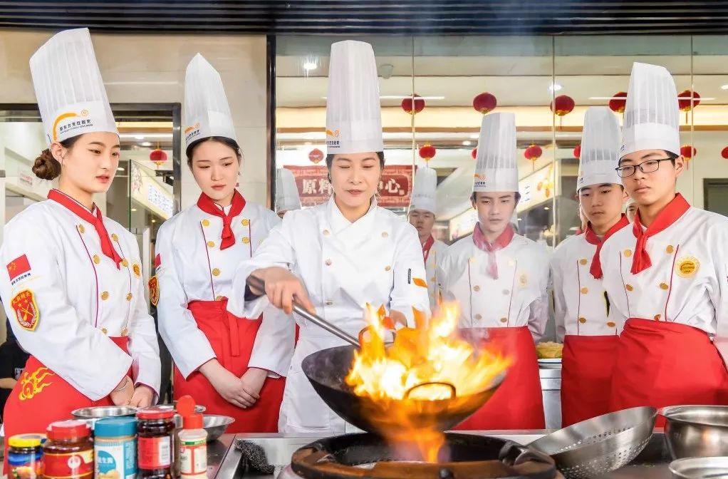 真材“食”料看得見！河北新東方烹飪技工學(xué)校實(shí)操教學(xué)，學(xué)真本事！