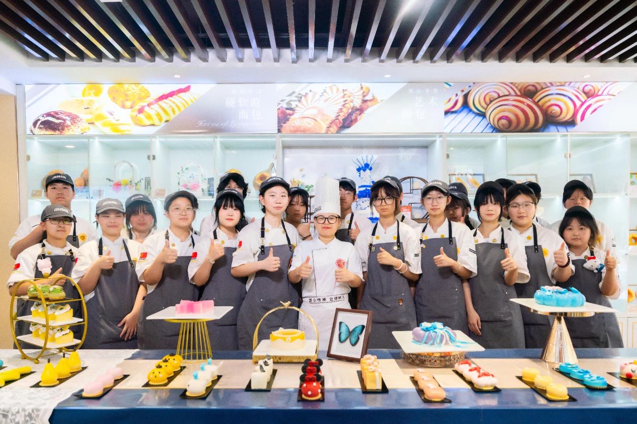 女生學(xué)什么技術(shù)好？初高中女生學(xué)技術(shù)，來學(xué)西點吧！