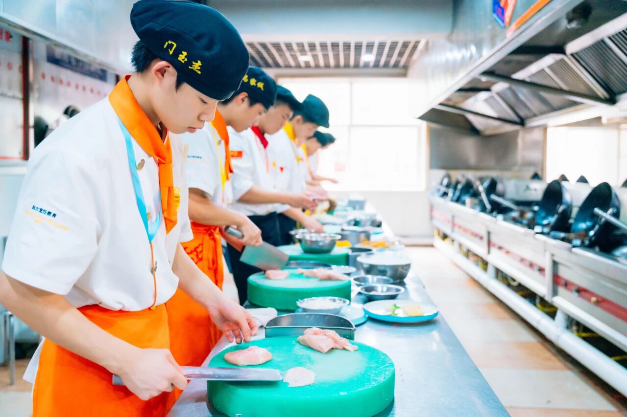 企業(yè)招人看什么？這三樣“硬通貨”在石家莊新東方包有的！