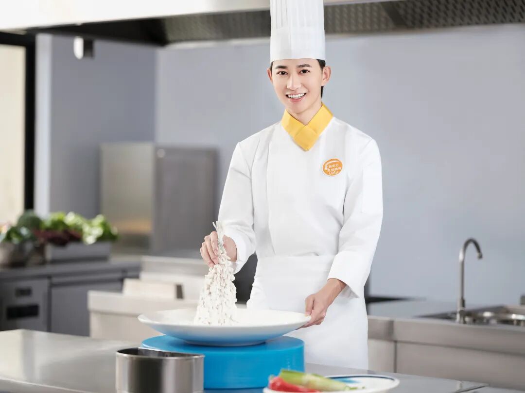 在河北學(xué)廚師，選廚師培訓(xùn)學(xué)校需要關(guān)注什么？