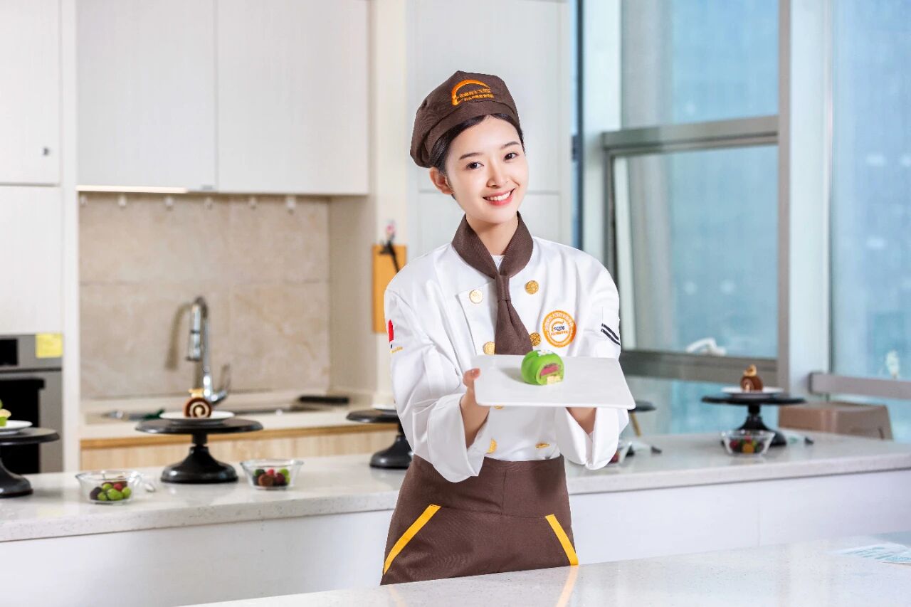 想轉(zhuǎn)行？為什么選擇學(xué)西點烘焙？低門檻、高需求、好發(fā)展！