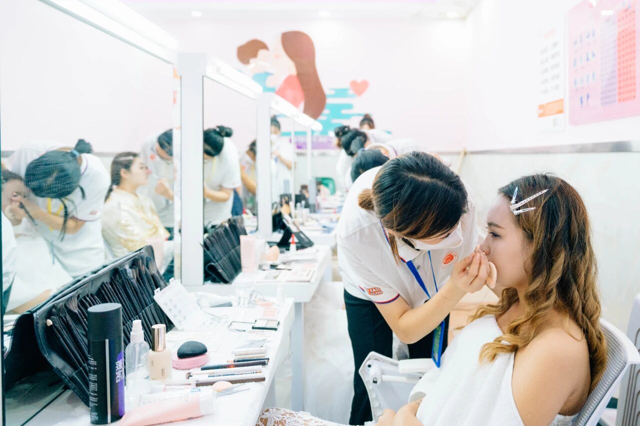 女生學(xué)什么專業(yè)好？女生學(xué)形象設(shè)計(jì)專業(yè)怎么樣？河北新東方給你答案！