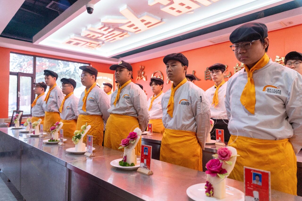 學廚師到底去專業(yè)廚師學校？還是去打工當學徒啊？